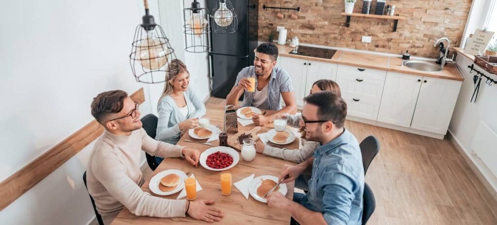 Acheter une maison avec un ami : avantages, inconvénients et comment