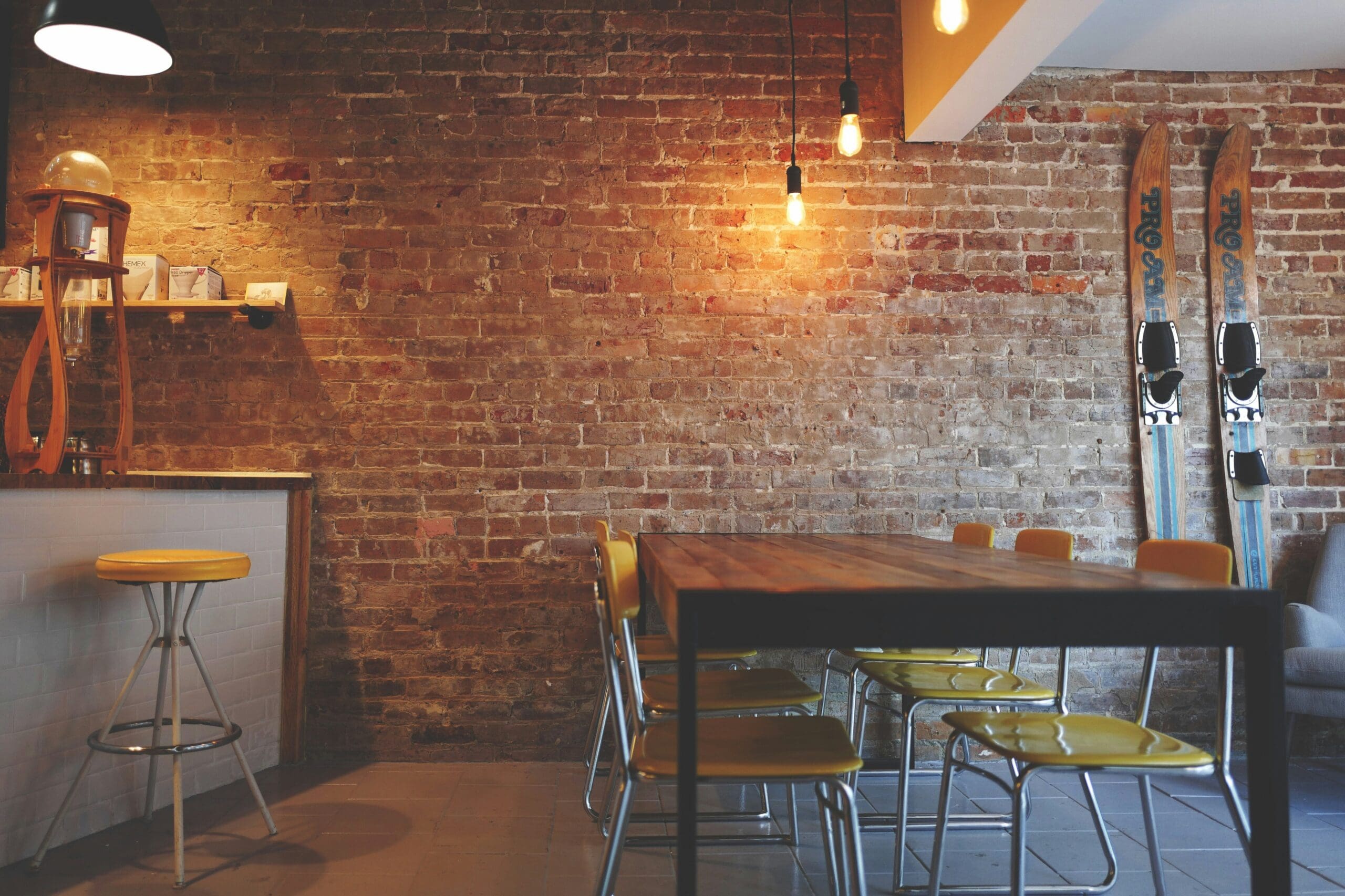 découvrez un coffee shop chaleureux et accueillant où vous pourrez déguster des cafés d'exception et des pâtisseries artisanales dans une ambiance conviviale.