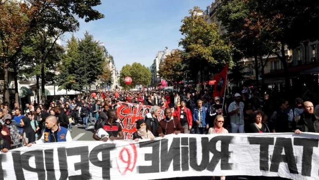 Les Slogans Anticapitalistes: Étendards des Mouvements pour un Changement Économique