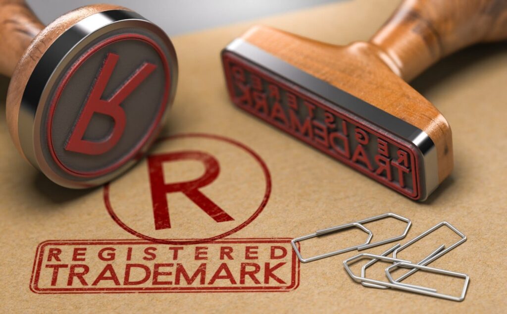 Logo de marque déposée et symbole trademark sur un document professionnel