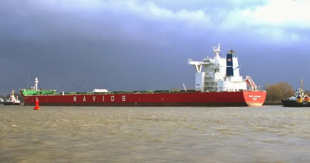 Navire de la flotte Navios en mer, coque marquée du nom du groupe maritime