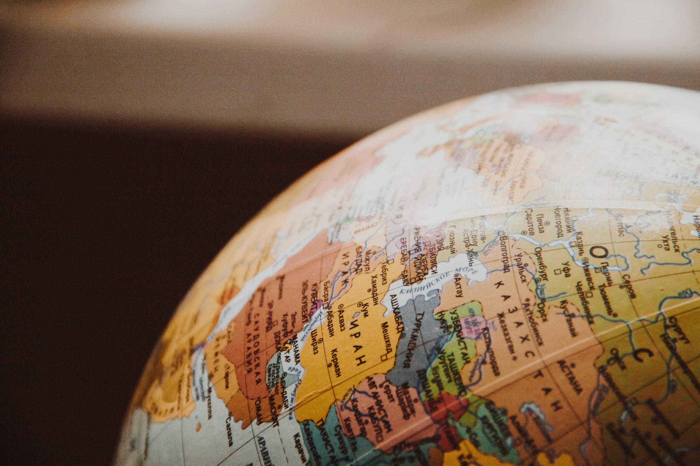Dirigeants analysant une carte des marchés mondiaux pour bâtir une stratégie d'expansion internationale