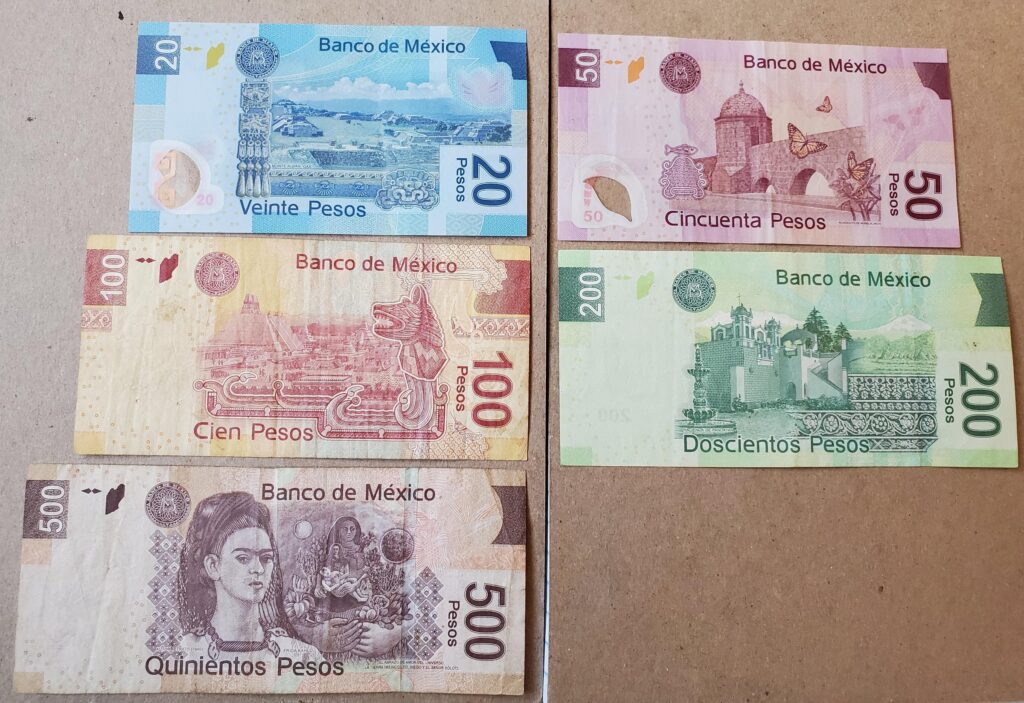 Billets et pièces de peso mexicain posés sur une table