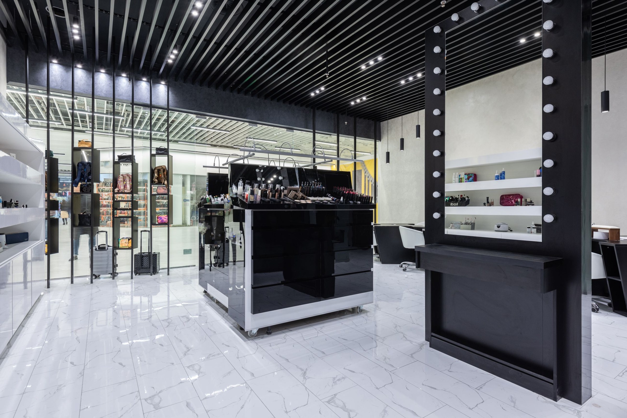 Sélection de produits cosmétiques L'Oréal proposés à la vente au personnel