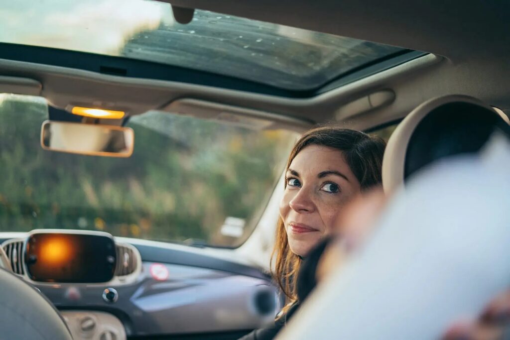 Voiture sans permis stationnée en ville, véhicule concerné par le tarif d'assurance
