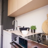 Comment réussir sa cuisine blanche avec un plan de travail gris anthracite ?