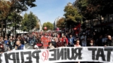 Les Slogans Anticapitalistes: Étendards des Mouvements pour un Changement Économique