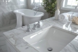 Quel matériau choisir pour un plan de travail dans une salle de bain ?